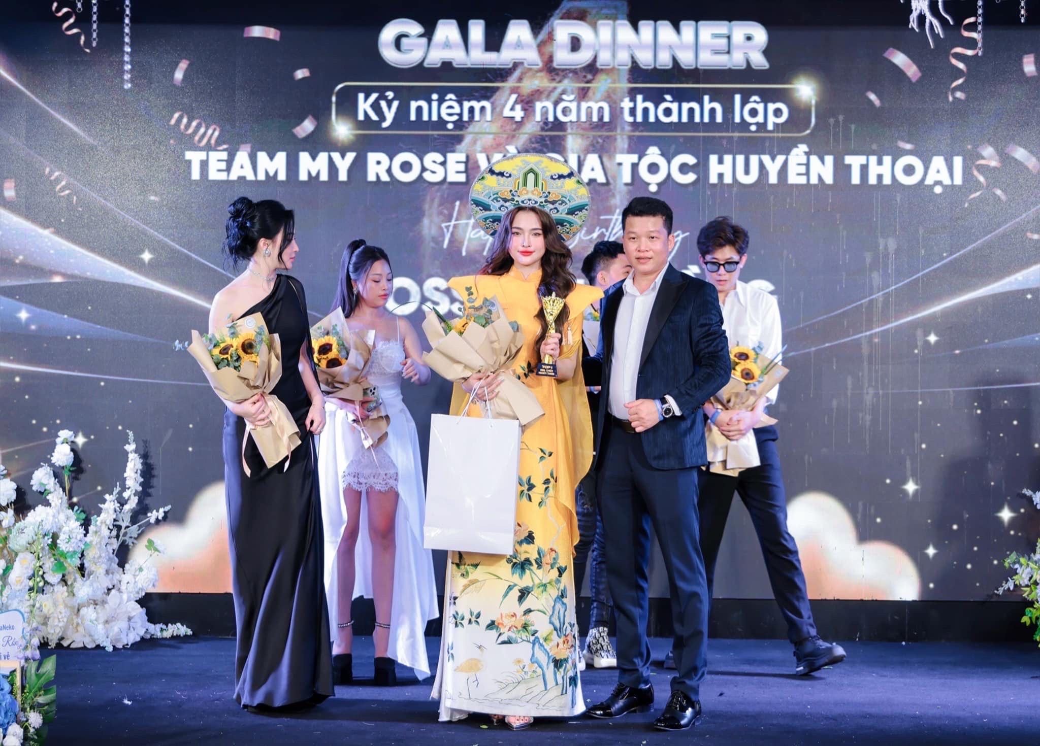 ÁO DÀI TRÌNH DIỄN vedette VÀNG fsdfs